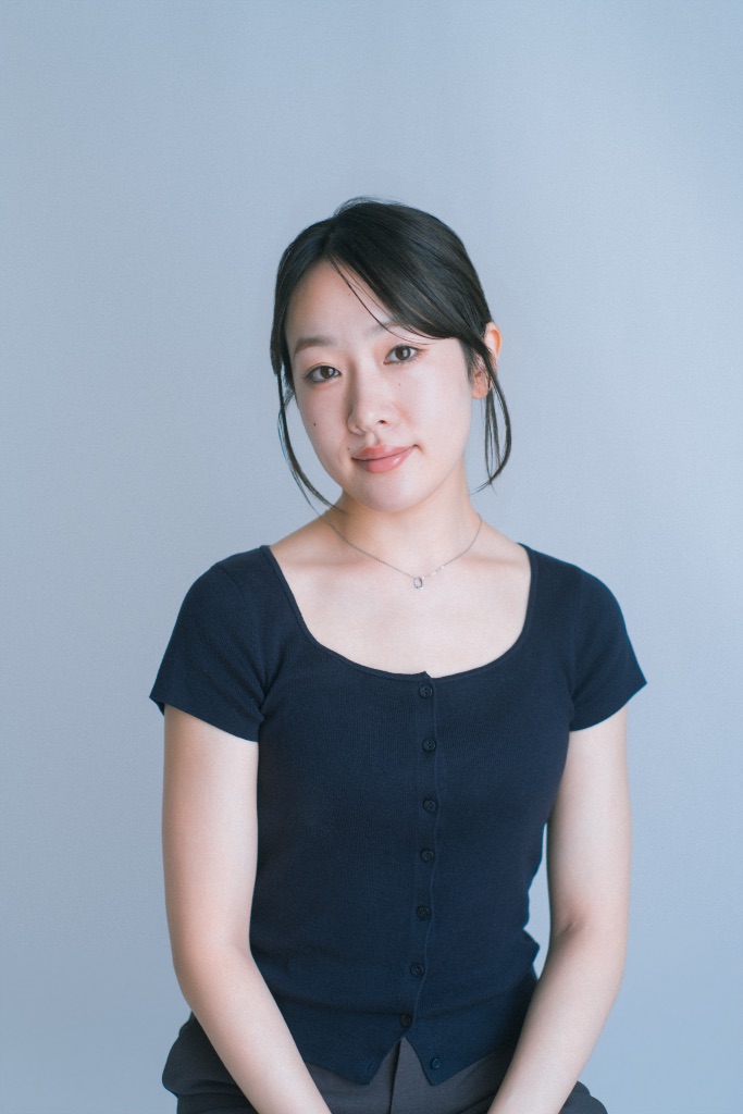 アトリエプラン撮影作例7 - ネイビーのトップスの女性モデル