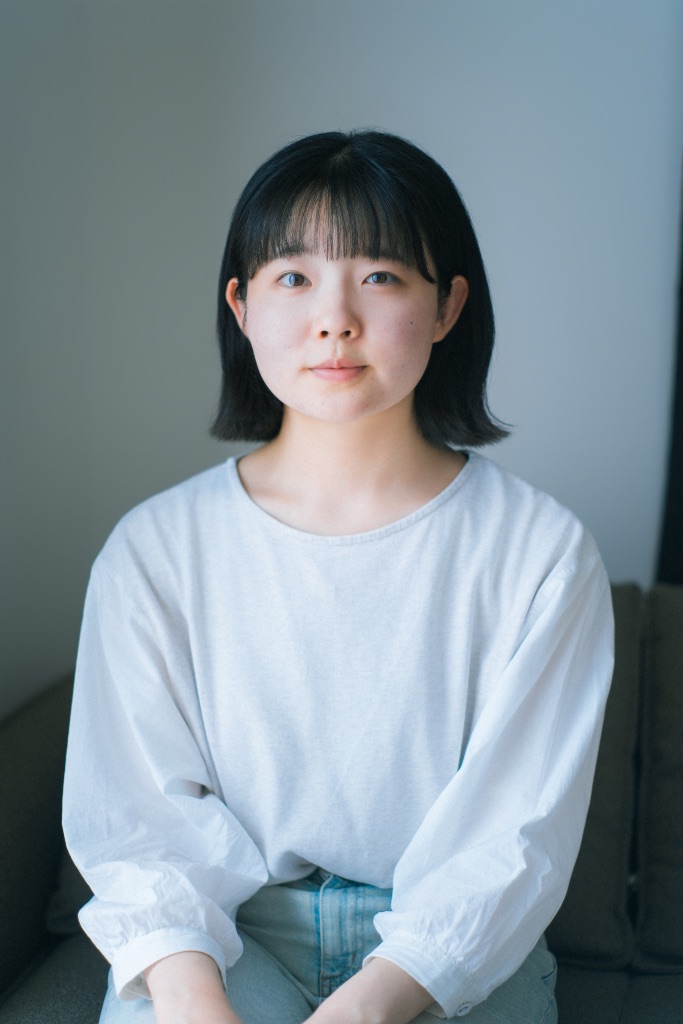 アトリエプラン撮影作例8 - 白いトップスの女性モデル