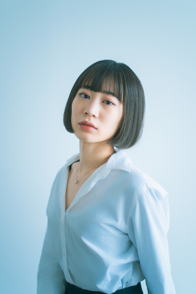 宣材写真作例8 - ブルーシャツの女性モデル