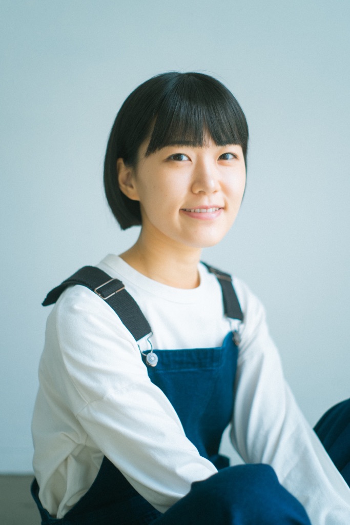宣材写真作例1 - オーバーオール姿の女性モデル